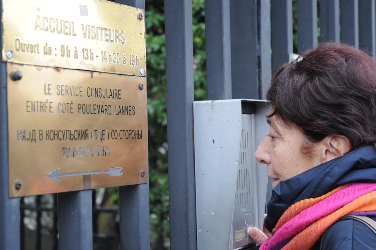 Demande d'entrée de délégation devant l'Ambassade de Russie Arlette Laguiller à l'interphone