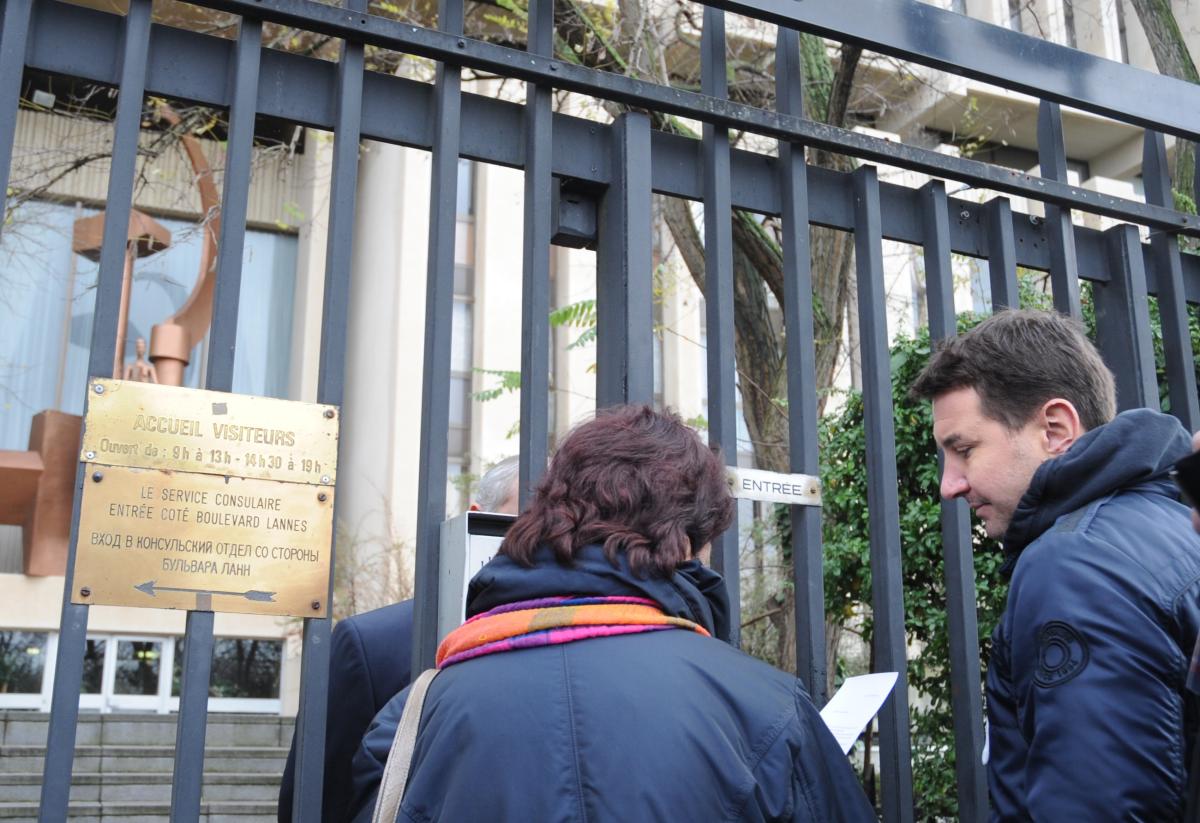 Demande d'entrée de délégation devant l'Ambassade de Russie Arlette Laguiller LO et Olivier Besancenot