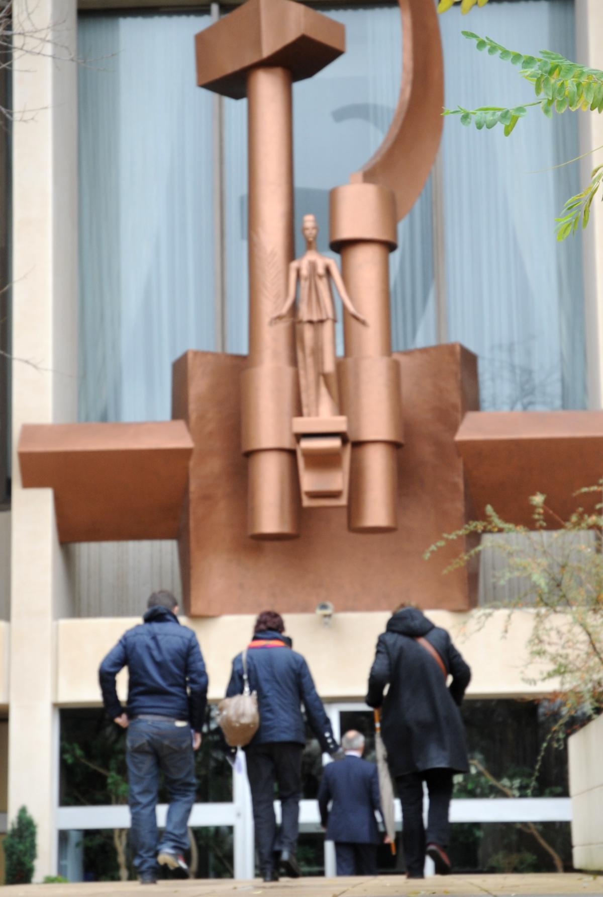 Entrée de délégation devant l'Ambassade de Russie Arlette Laguiller Martine Billard du parti de Gauche et Olivier Besancenot