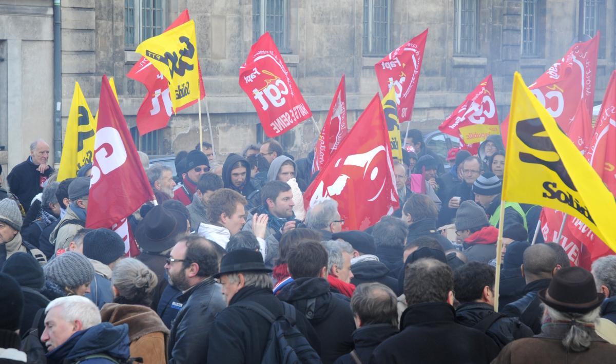 Drapeaux Cgt Sud Npa et PG devant le tribunal de Versailles
