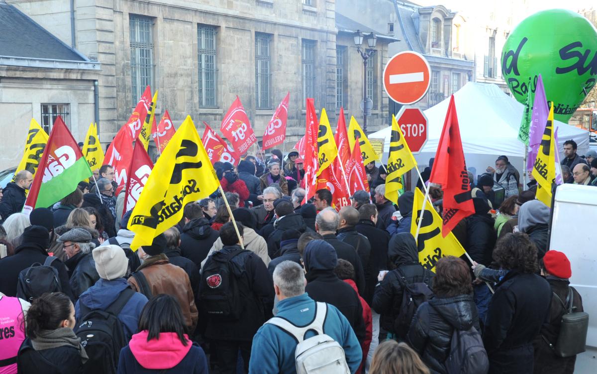 Drapeaux Cgt Sud Npa et PG devant le tribunal de Versailles