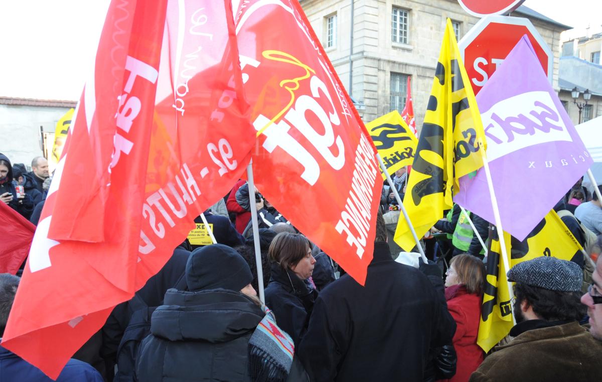 Drapeaux Cgt et Sud devant le tribunal de Versailles