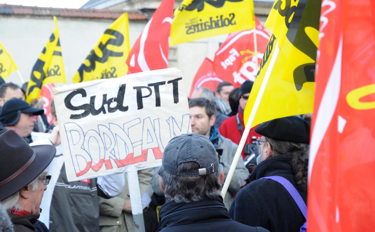 soutien des Sud Ptt de Bordeaux devant le tribunal de Versailles