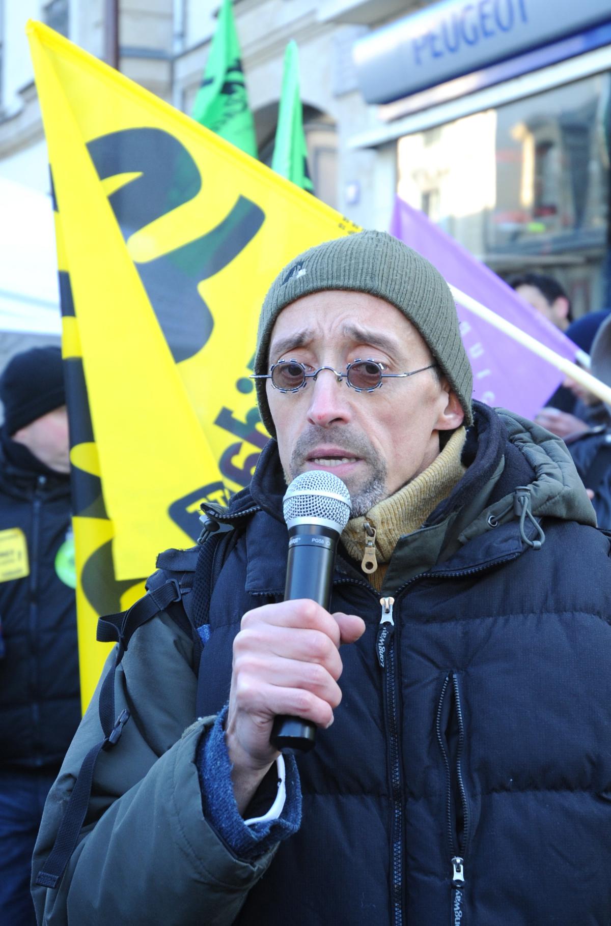 syndicaliste en soutien des Postiers 92 au tribunal de Versailles