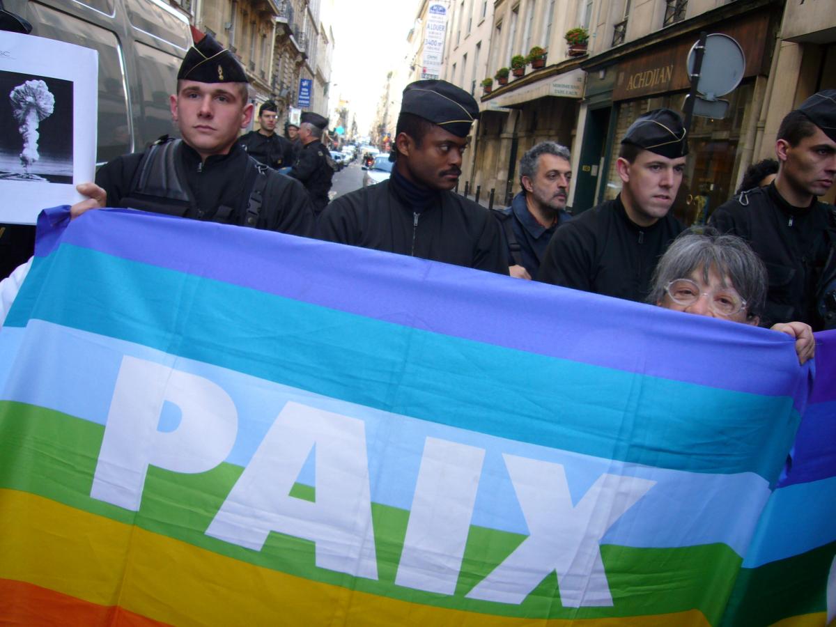 Policiers derrière une banderole Paix