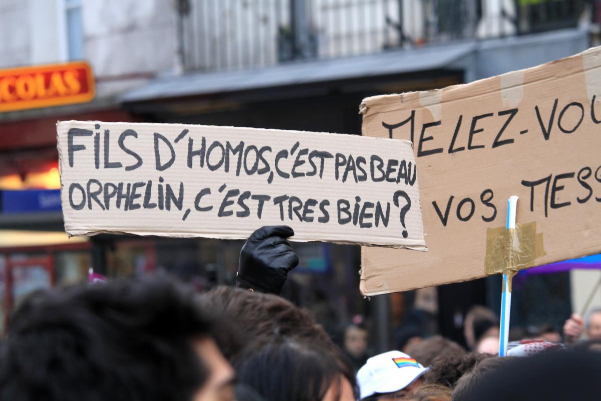Pancartes Fils d'homos c'est pas beau, Orphelin c'est trés bien?