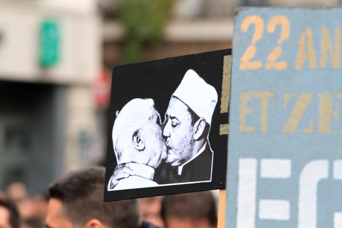 Pancarte pub Benetton Jean-Paul 2 embrasse un imam égyptien