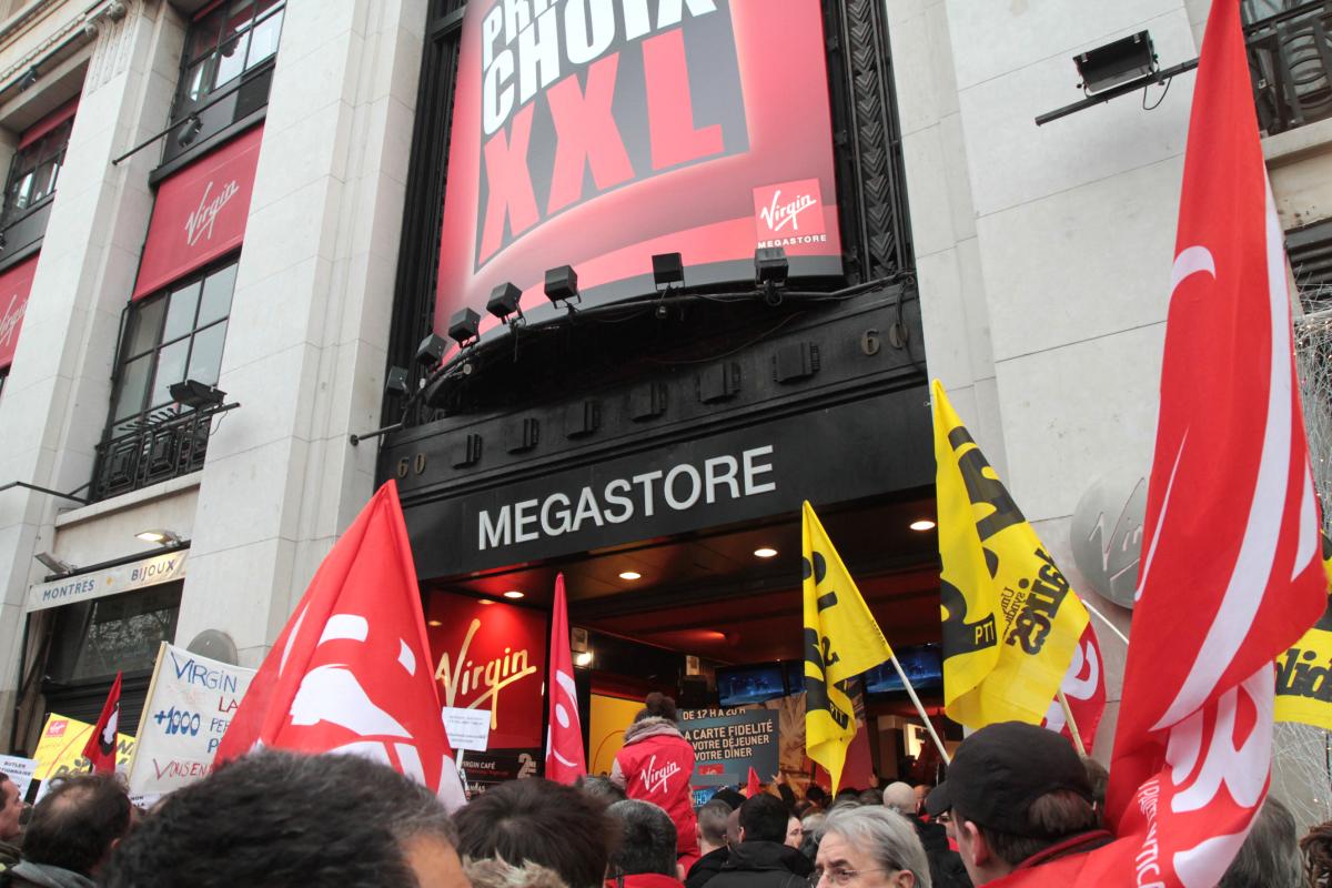 Rassemblement devant le magasin