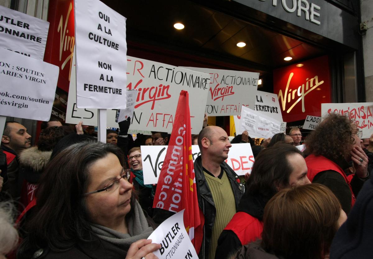 Les salariés devant l'entrée du magasin