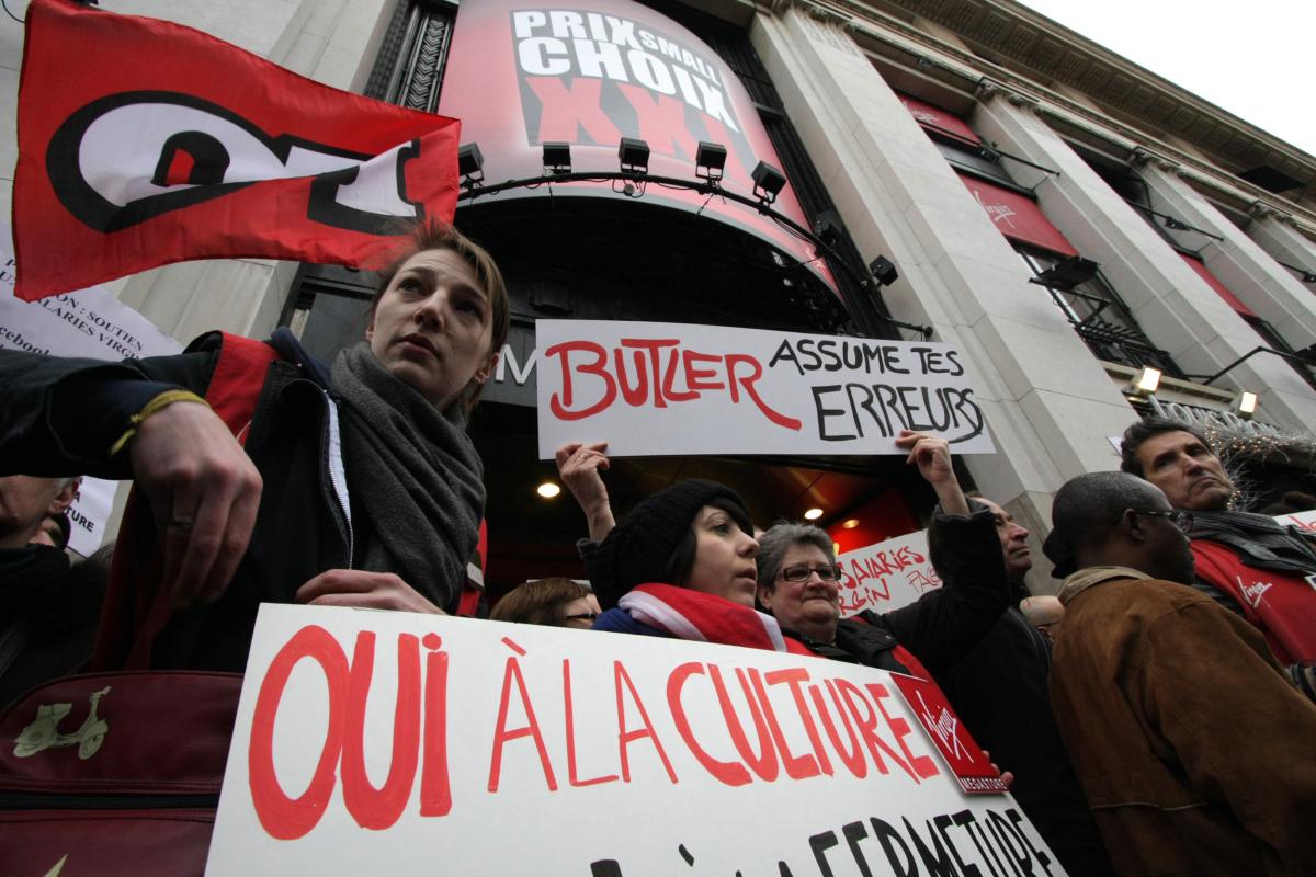 Salariés avec pancartes Oui à la culture Non à la fermeture, Butler assume tes erreurs