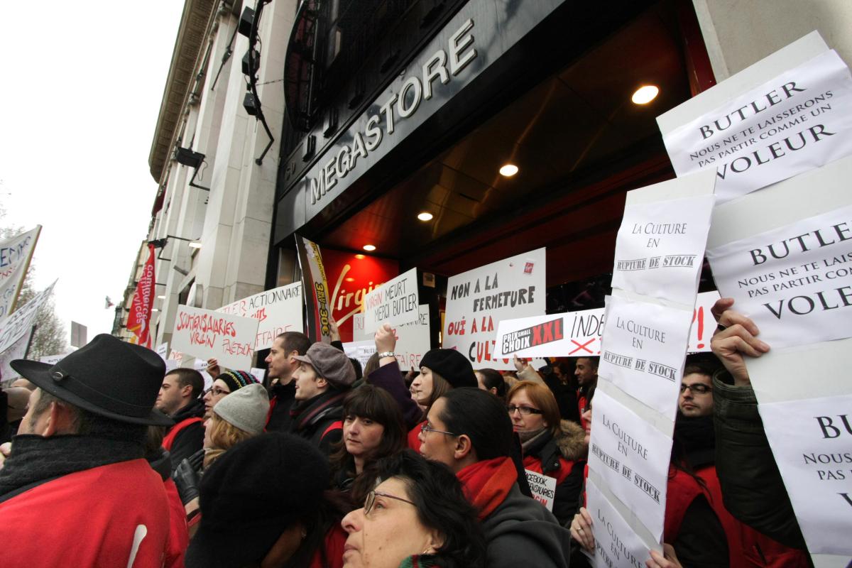 Les salariés devant l'entrée du magasin