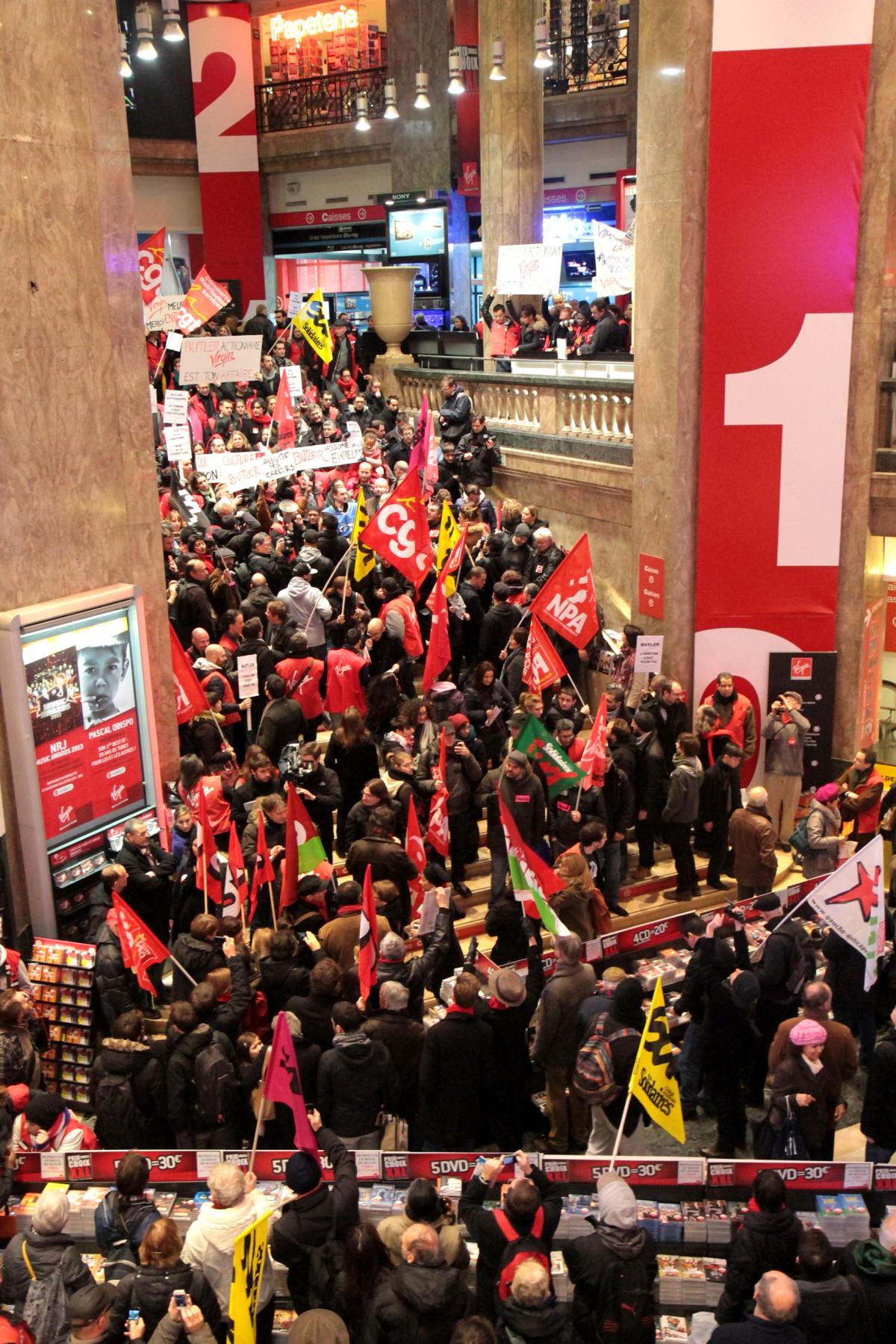 Les salariés occupent l'escalier dans le magasin