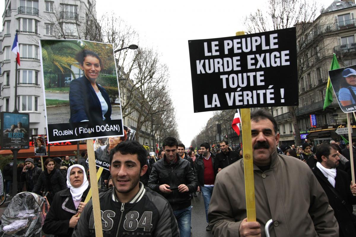 Pancartes le peuple kurde exige toute la vérité