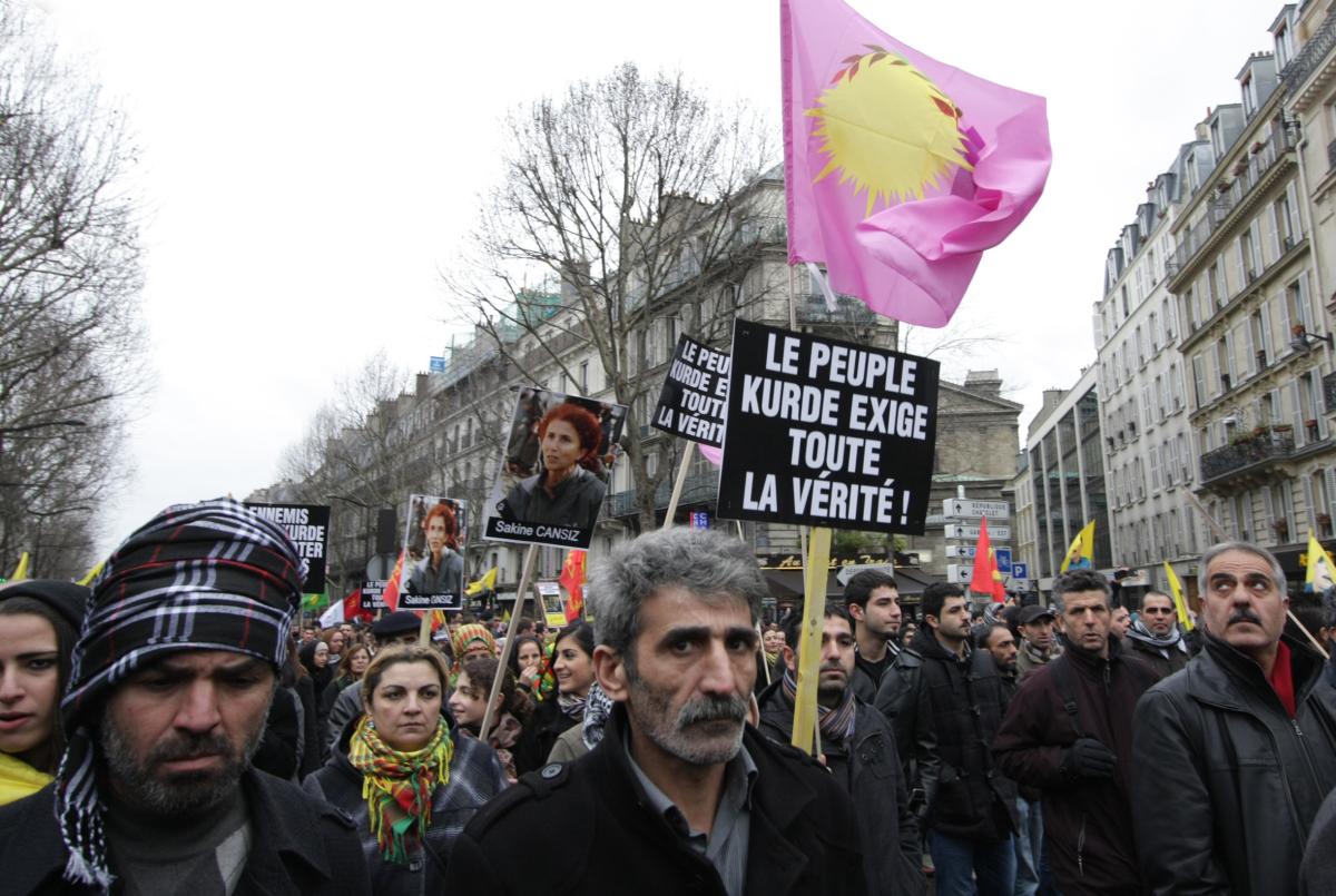 manifestants avec pancarte le peuple kurde exige toute la justice