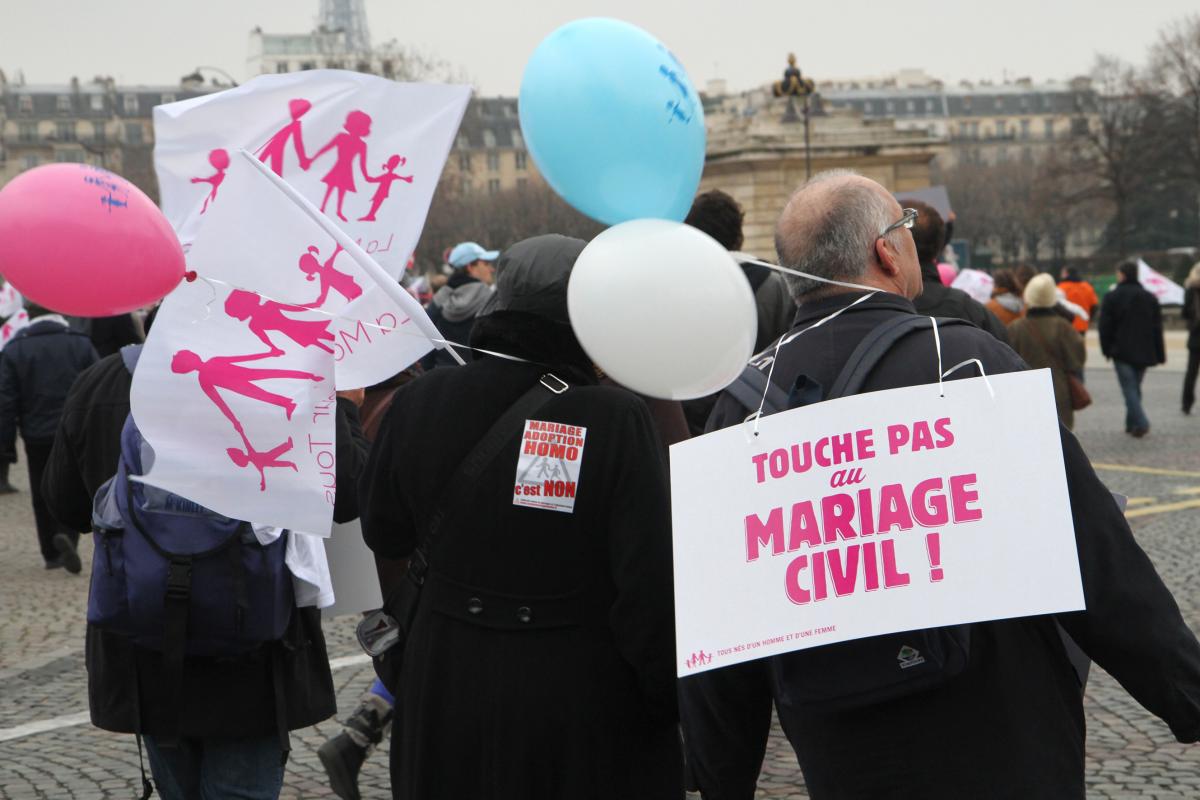 Pancarte touches pas au mariage civil