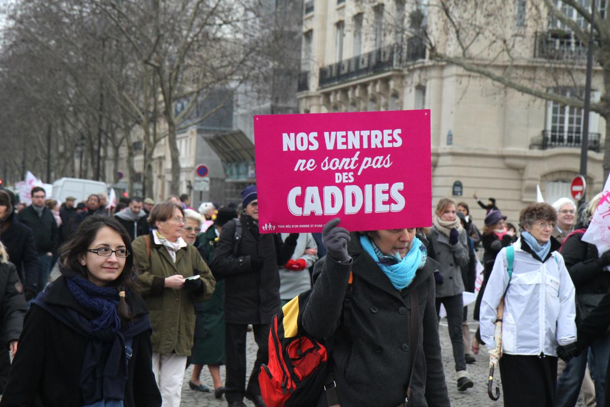 Pancarte nos ventres ne sont pas des caddies