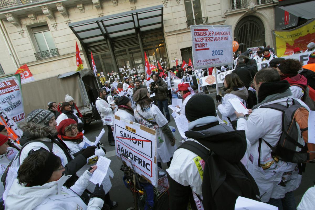 Devant l'entrée du siège de Sanofi