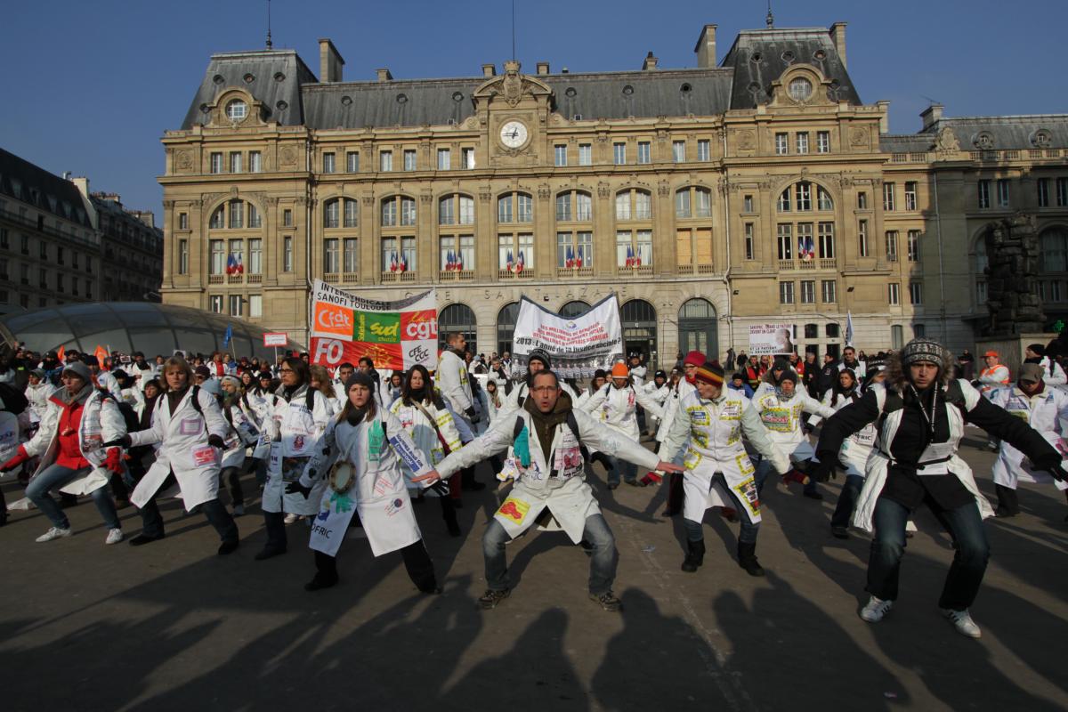 Le haka des sanofi devant la gare St.Lazare