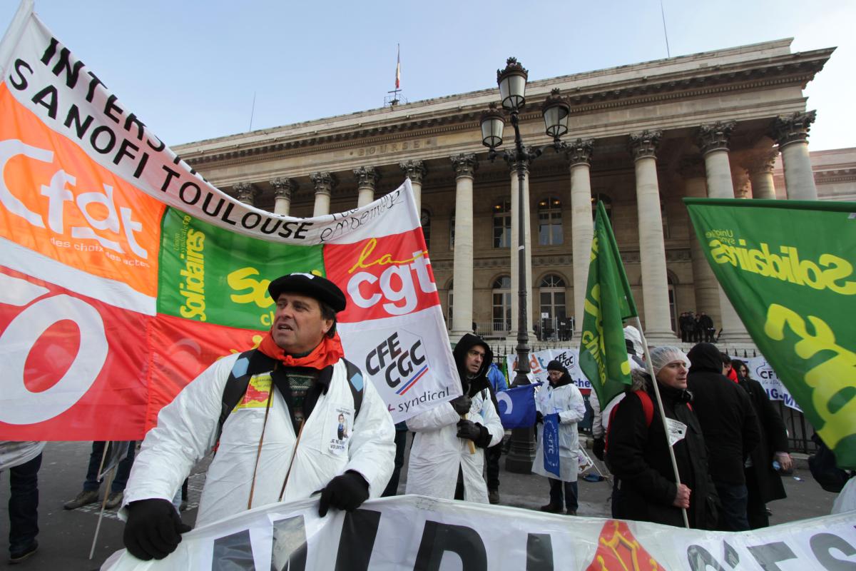 Les manifestants devant la Bourse