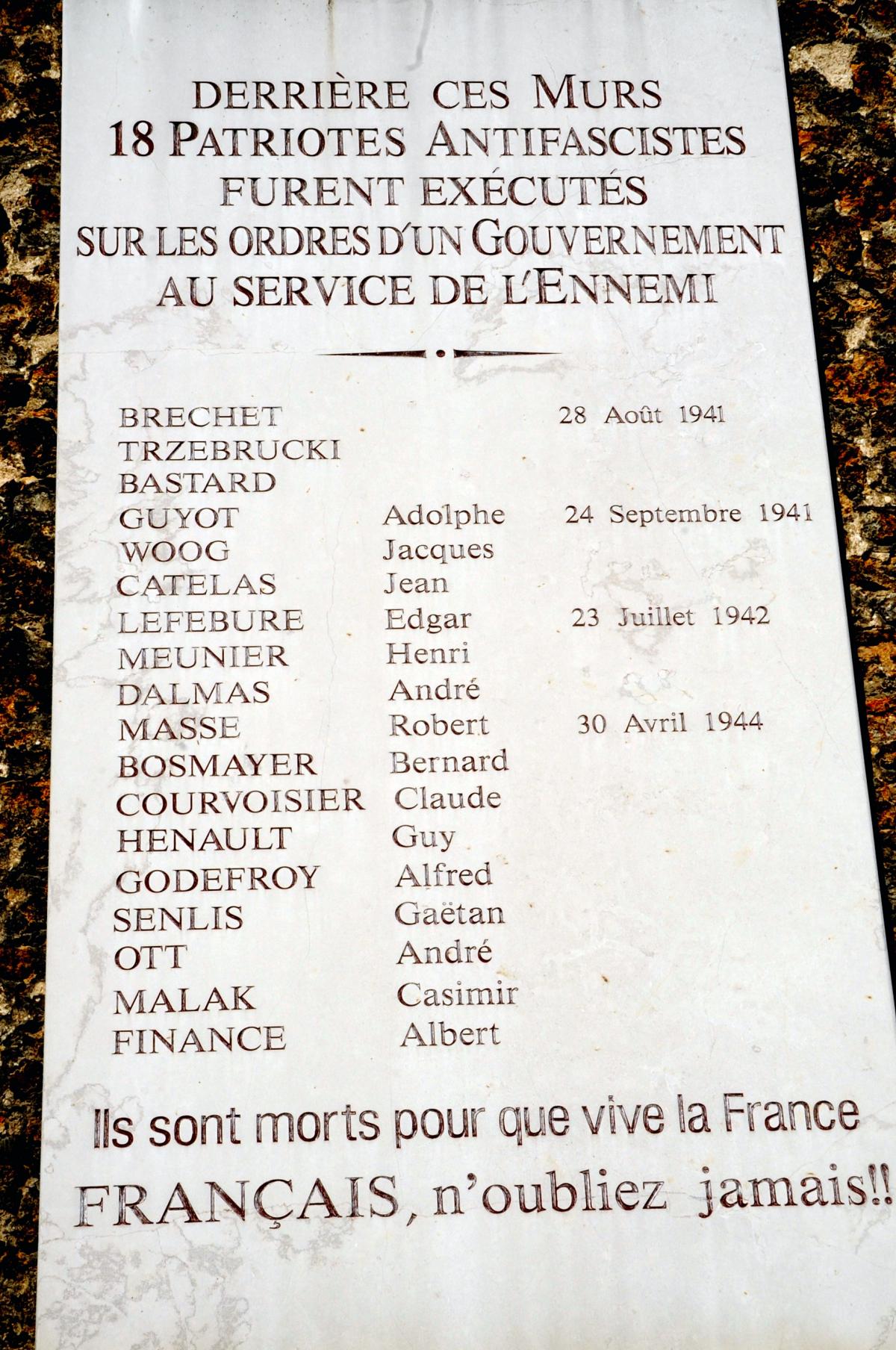 Plaque commémorant la mémoire des dix-huit résistants exécutés.