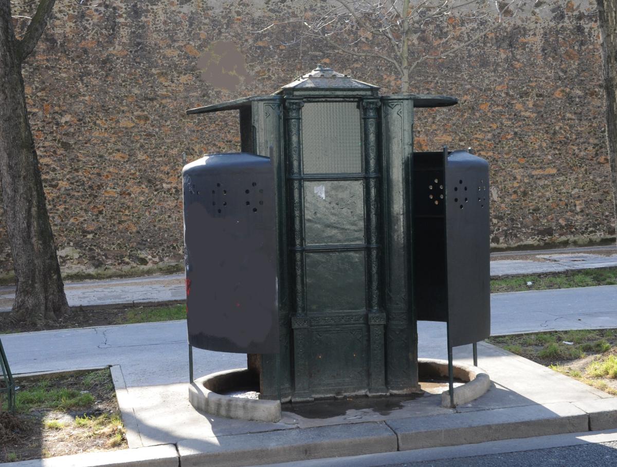 La vespasienne laisse la place aux Sanisettes adaptées à un usage féminin