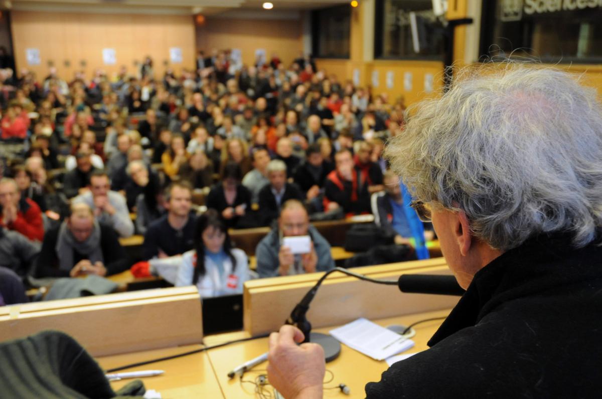 Salle du Meeting pour la convergence des luttes intervention de Sud Air France