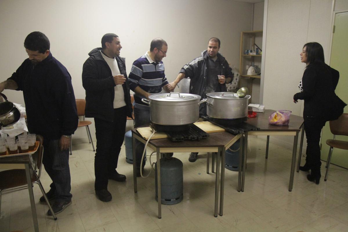 Dans une salle la cuisine et l'équipe qui prépare le repas pour tous les grévistes