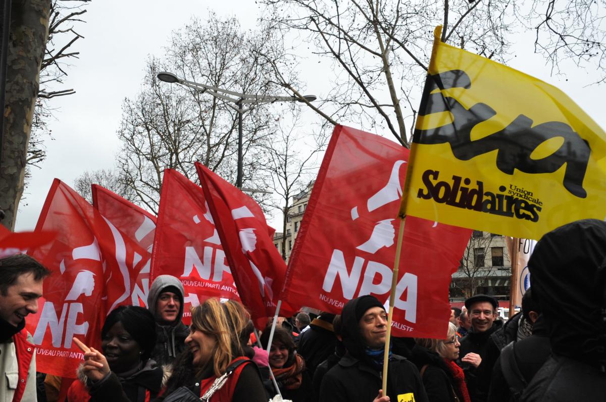 Drapeaux du Npa à Virgin Champs Elysées