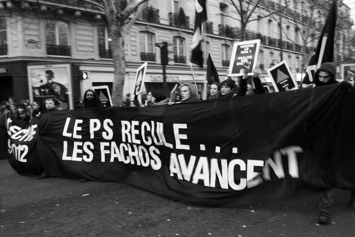 Banderole : Le PS recule... Les fachos avancent.