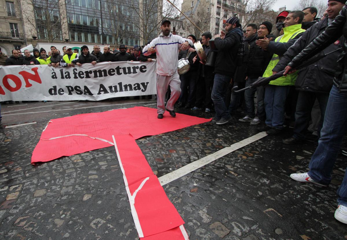 Les salariés d'Aulnay devant le siège de PSA, avenue de la Grande Armée