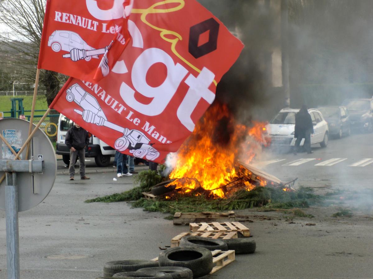 feu de palettes et drapeaux CGT Renault