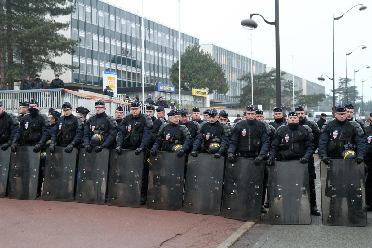 Cordon de CRS protégeant la société Goodyear