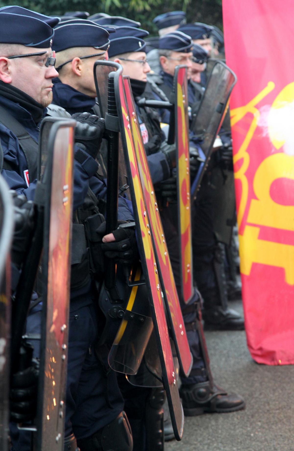 Cordon de CRS et drapeau CGT