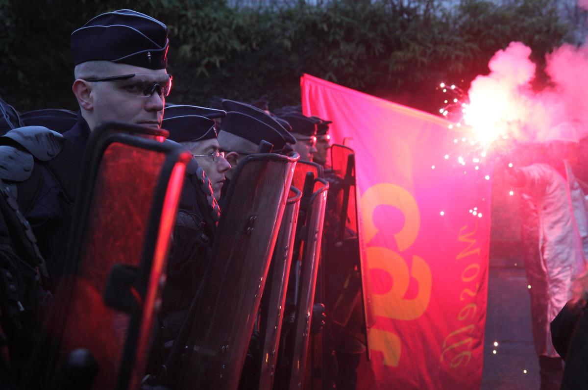 Cordon de CRS et drapeau CGT
