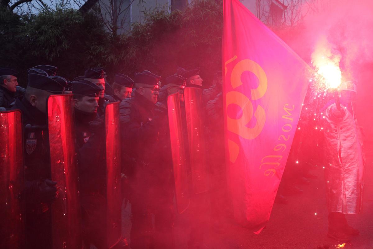 Cordon de CRS et drapeau CGT