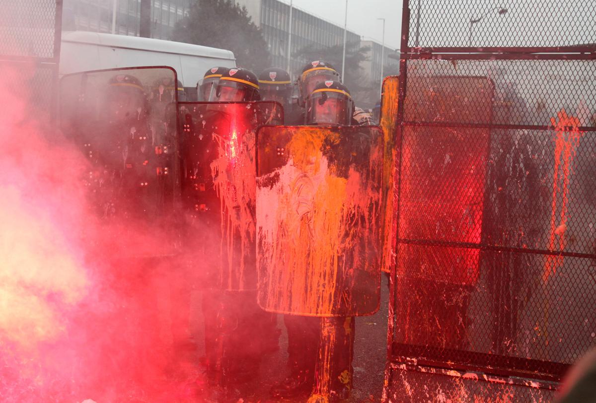 CRS, oeufs bouteilles et peinture