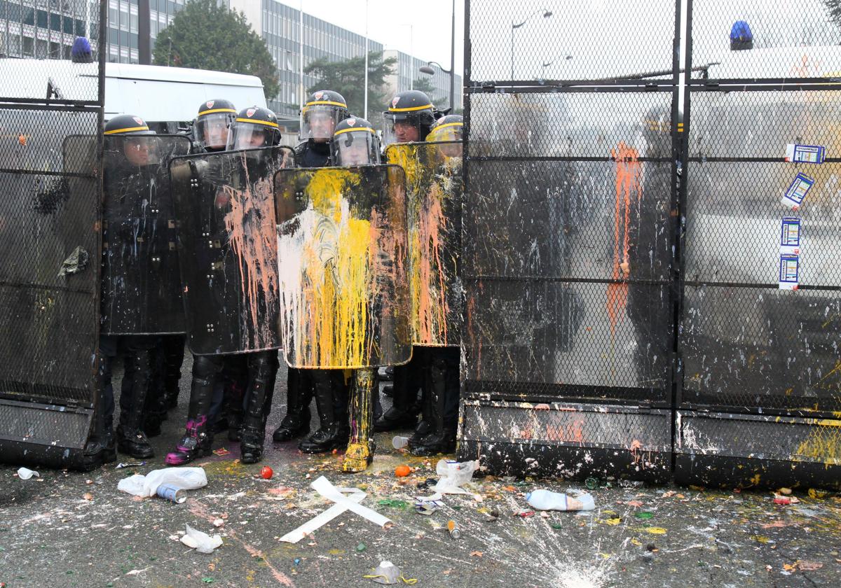 CRS, oeufs bouteilles et peinture