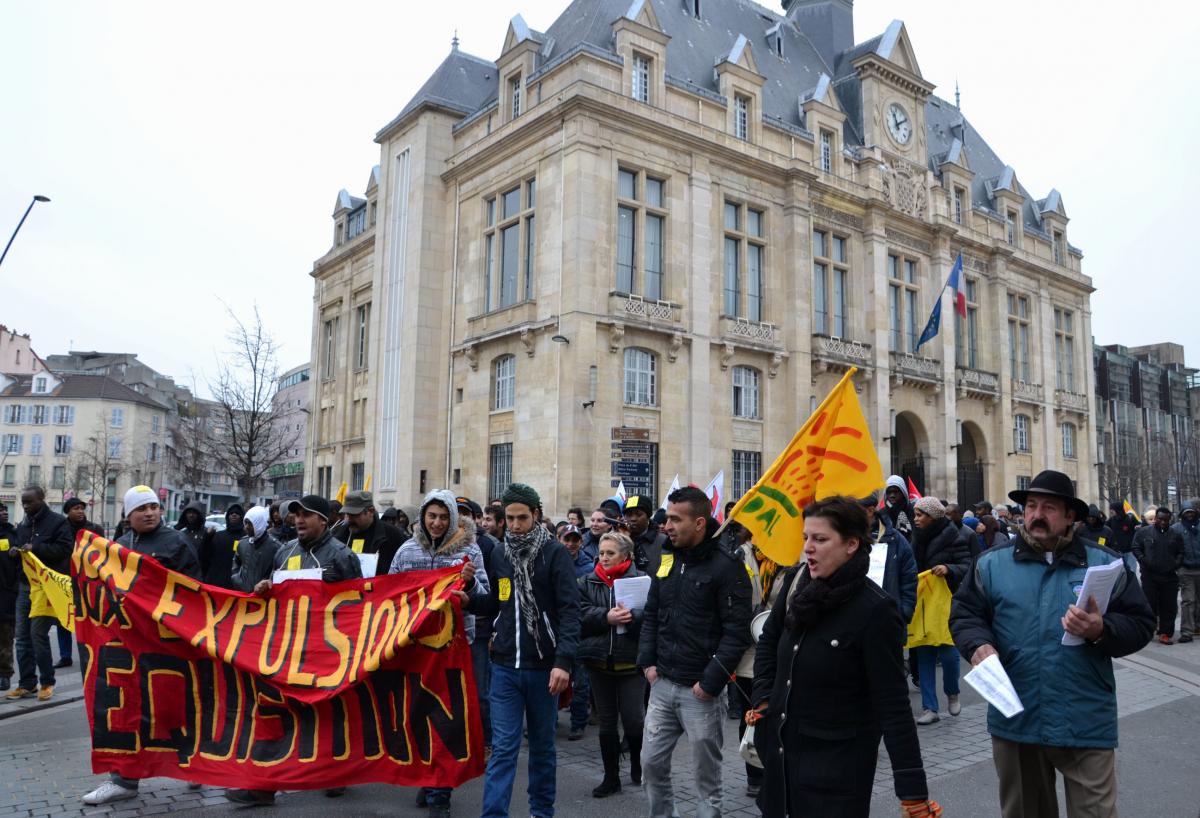 contre les expulsions. Banderolle de tête, manifestants Rroms