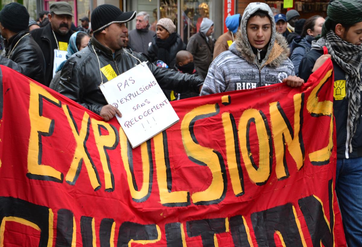 manif contre les expulsions, banderolle de tête, manifestants Rroms