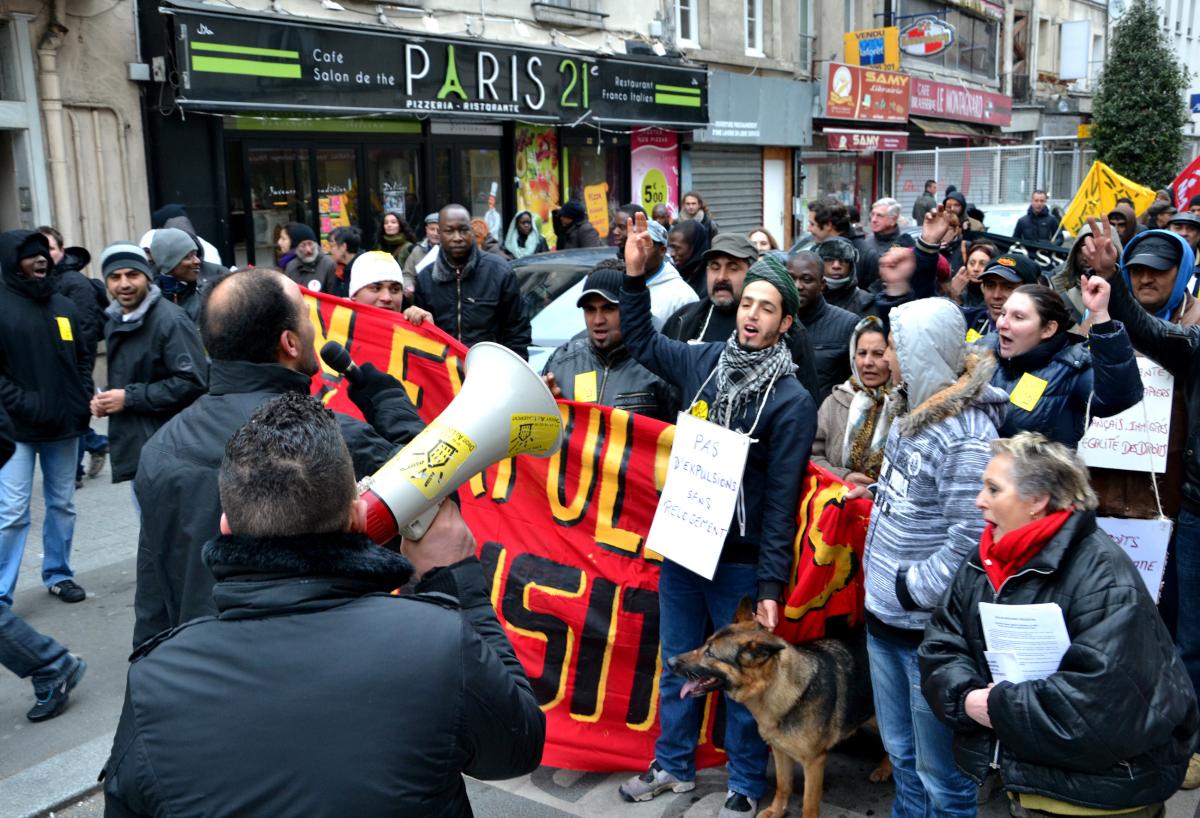 manif contre les expulsions, banderolle de tête, manifestants Rroms