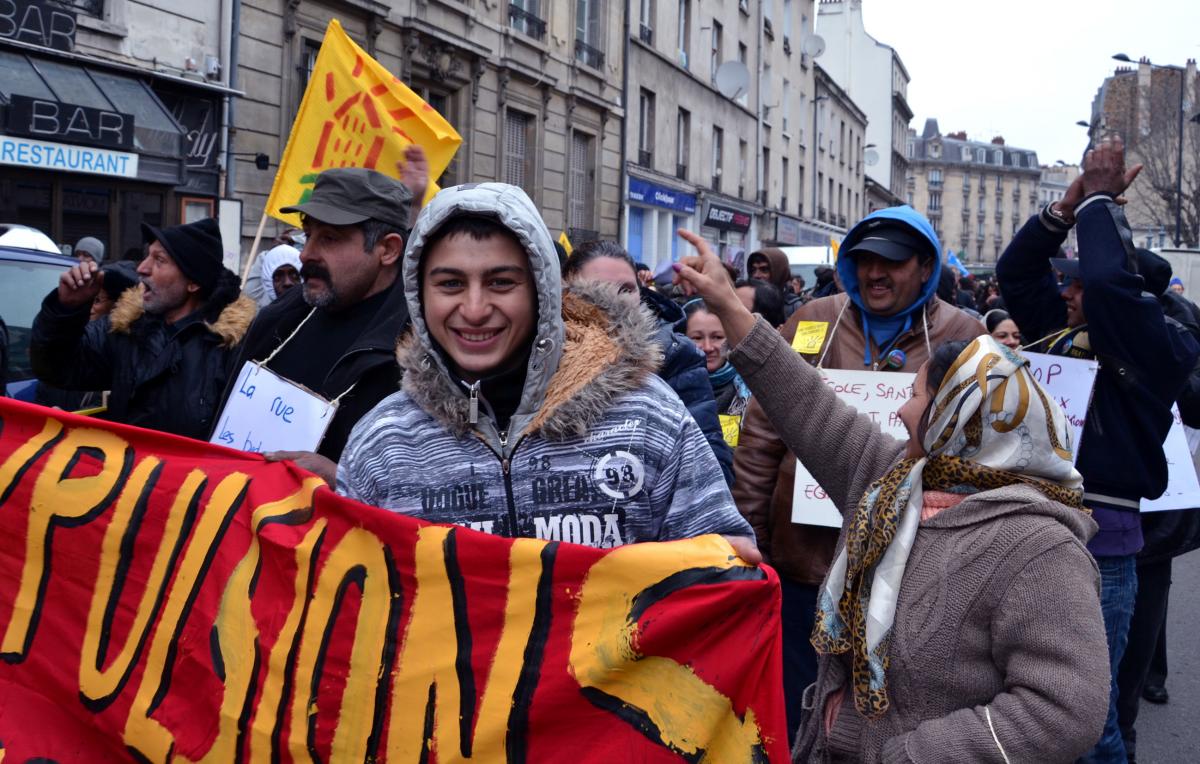 manif contre les expulsions, banderolle de tête, manifestants Rroms