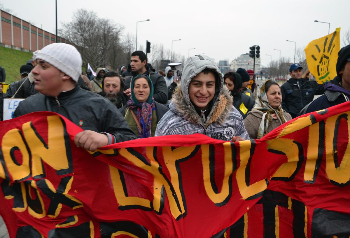 manif contre les expulsions, banderolle de tête, manifestants Rroms