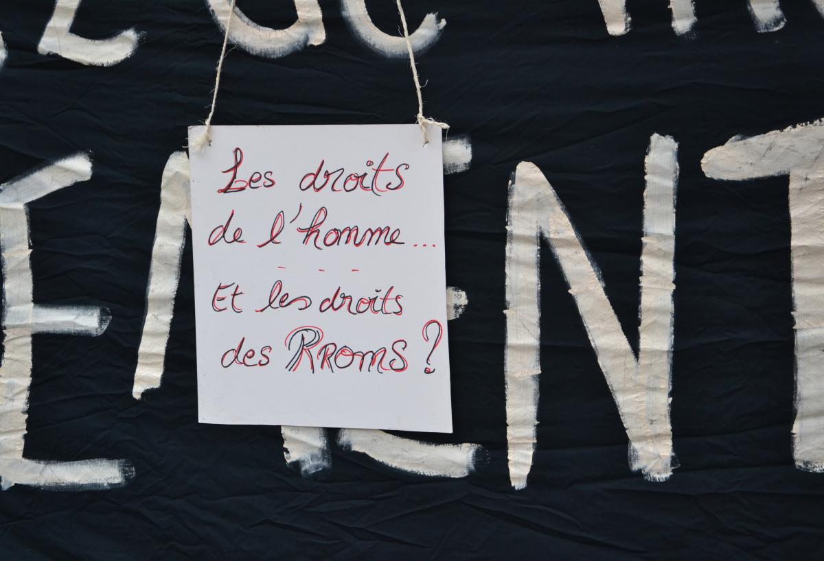 manif contre les expulsions (campements Rroms entre autre), pancarte