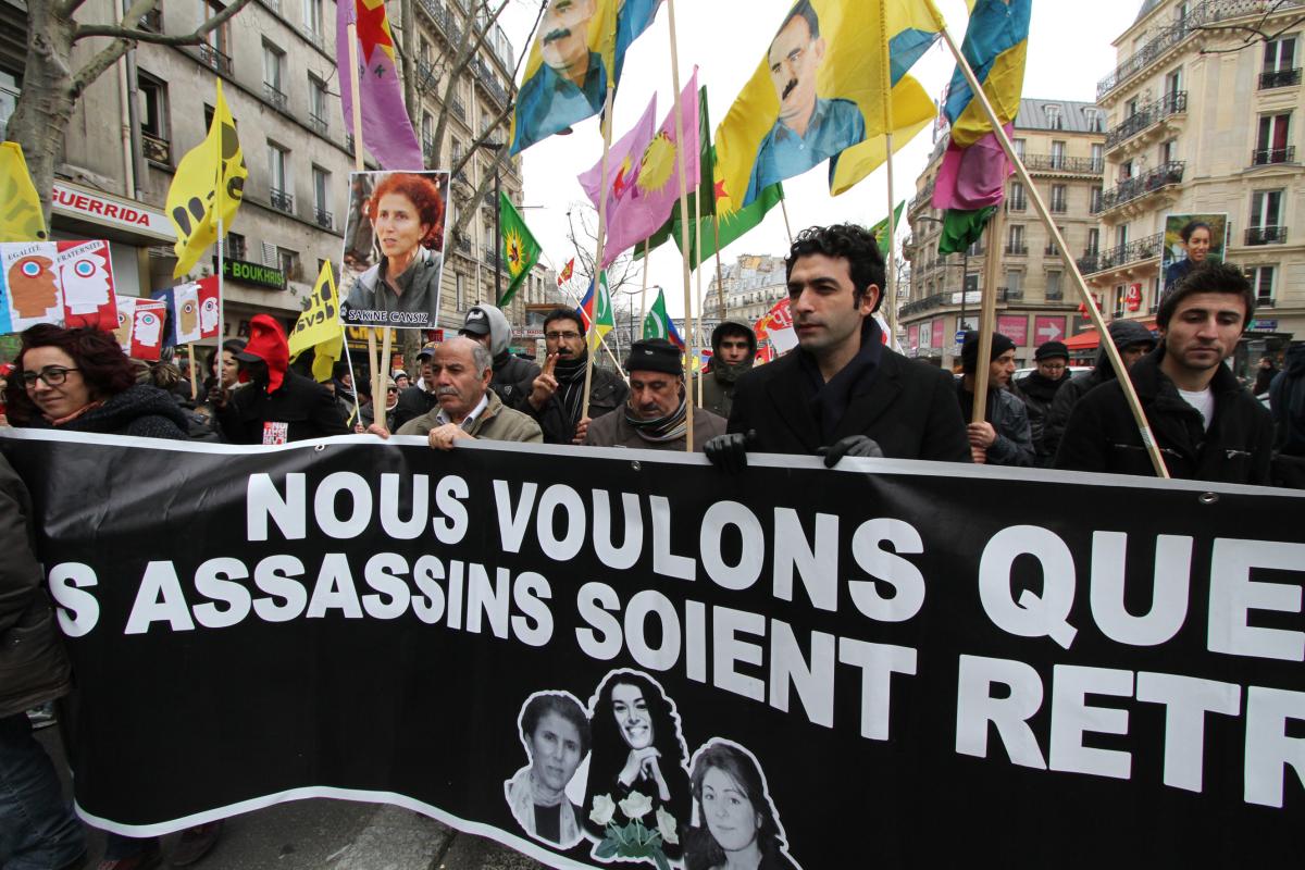 Cortège kurde avec banderole nous voulons que les assassins soient retrouvés
