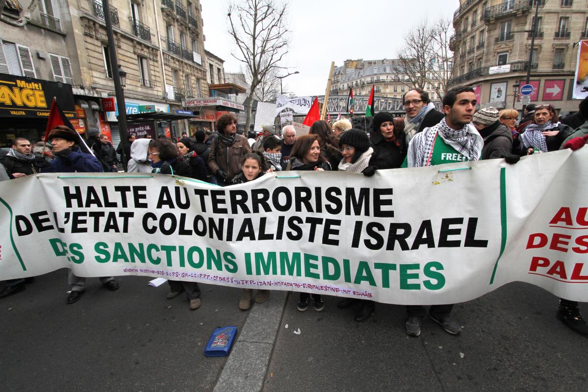 Banderole Halte au terrorisme de l'état colonialiste Israël
