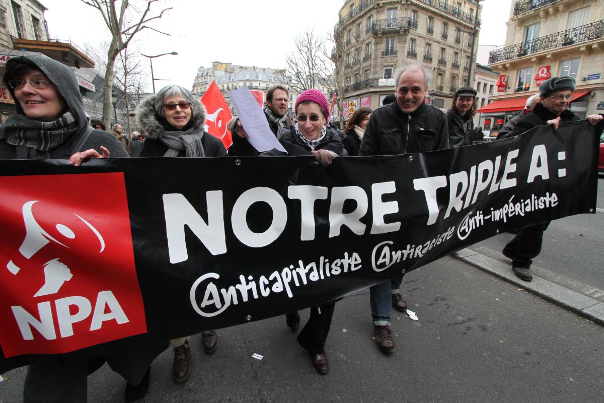 Banderole et cortège du NPA notre triple A