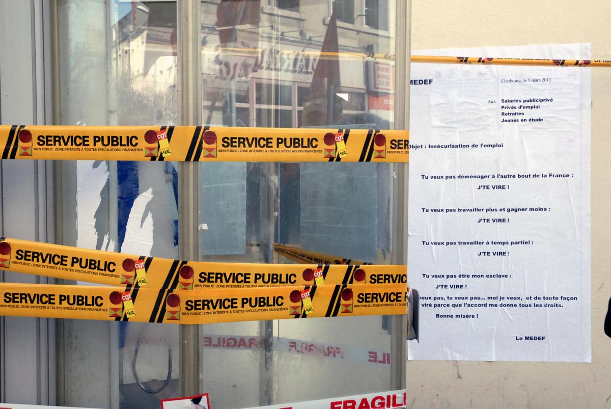 Facade de pôle emploi pendant la manifestation contre l'ANI