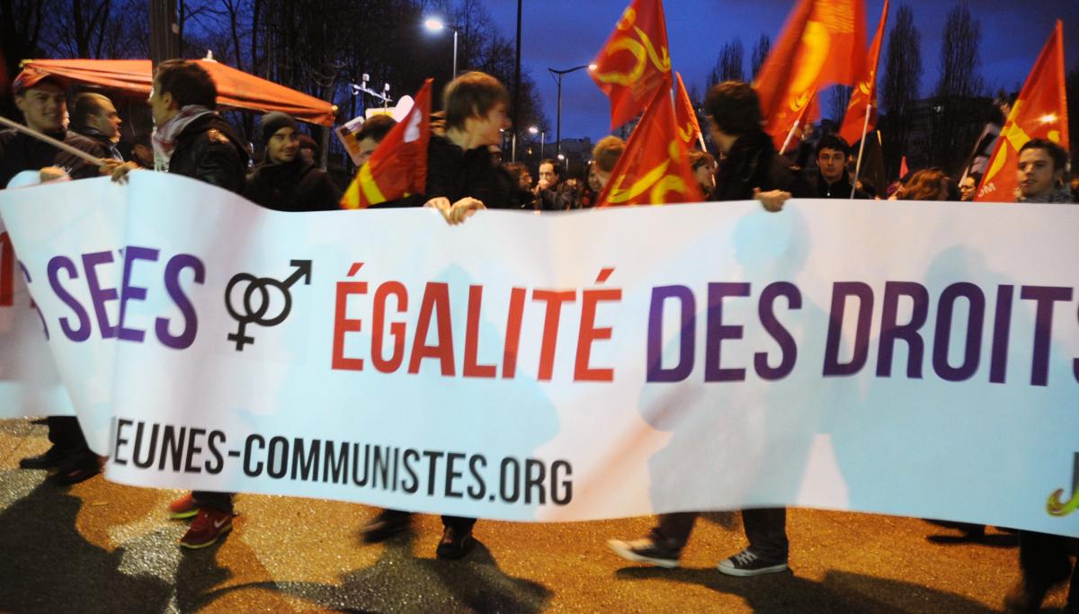 Femmes égalité des droits banderole des jeunes du Pcf