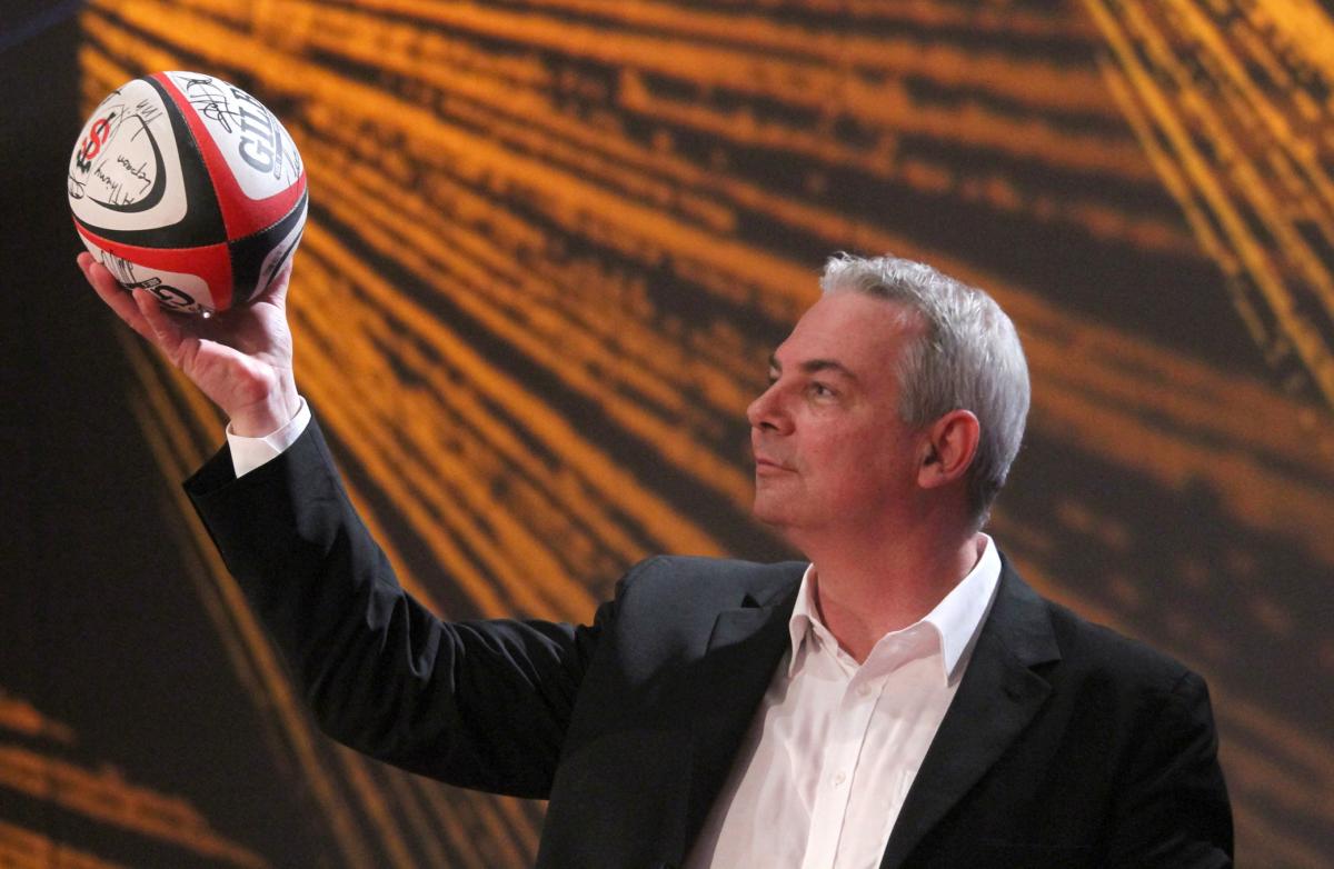 Thierry Le Paon avec un ballon de rugby signé par les joueurs de l'équipe de Toulouse