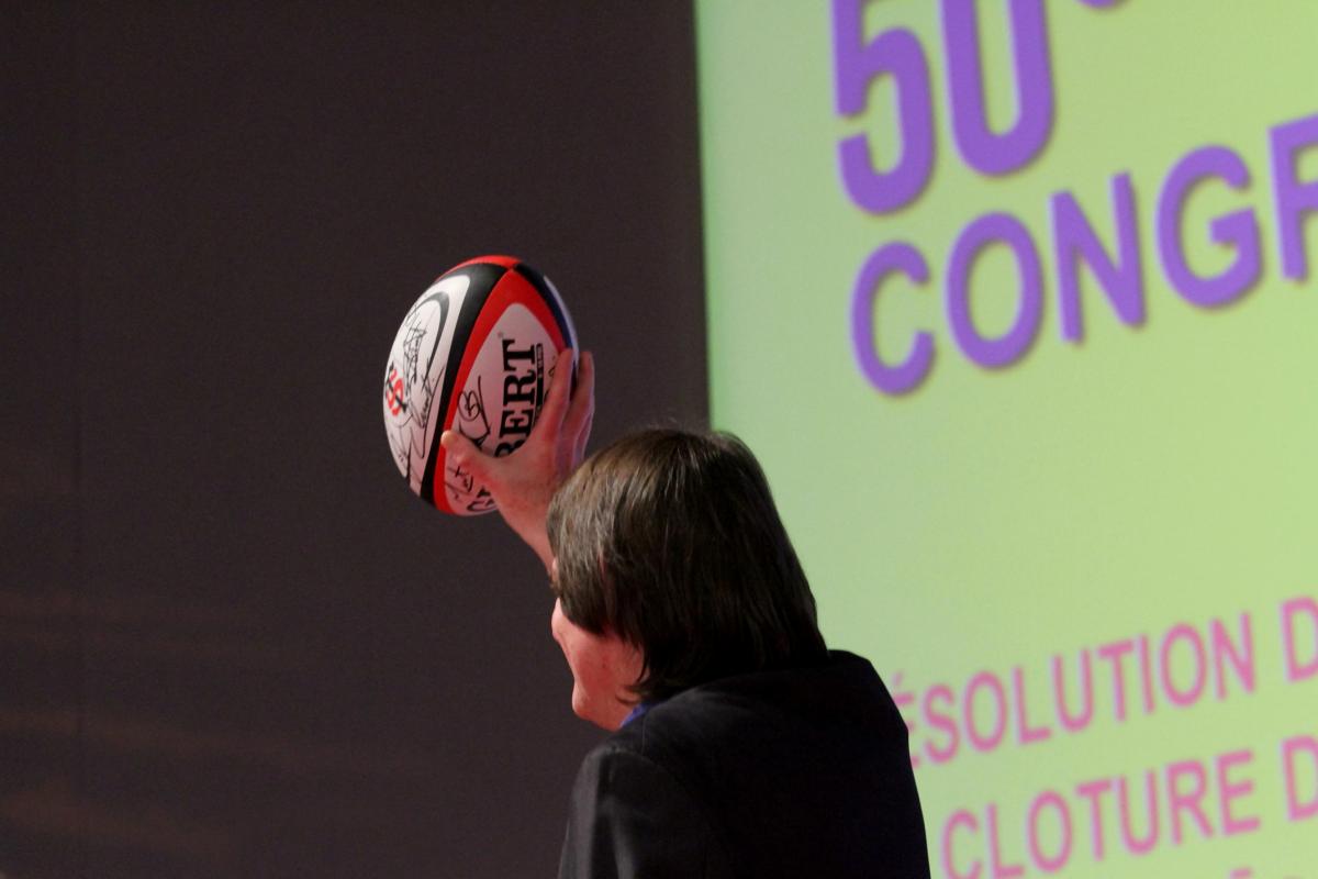 Bernard Thibault avec un ballon de rugby signé par les joueurs de l'équipe de Toulouse